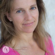 Bild Seminarleiter Astrid pink